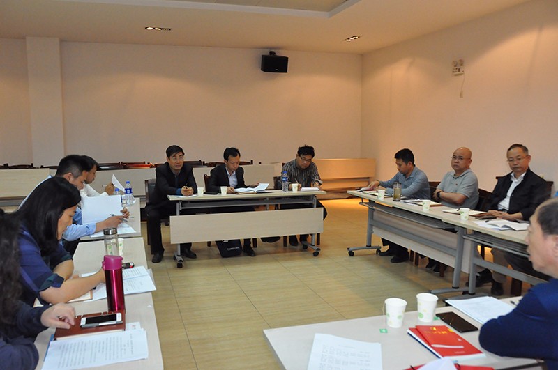 17.我院举行院中层以上干部学习贯彻习近平新时代中国特色社会主义思想和党的十九大精神培训班5.11卢书记参与小组讨论.jpg